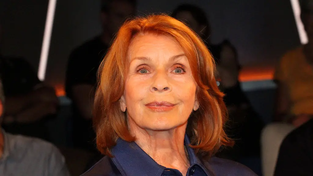 Senta Berger erholt sich nach Sturz in Rehaklinik