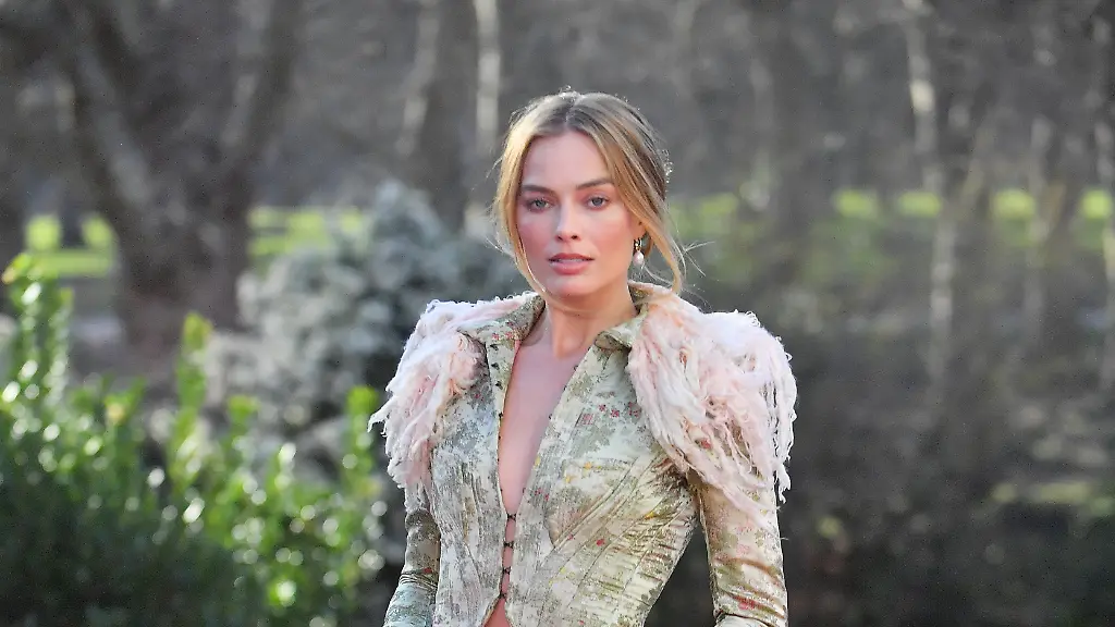Margot Robbie sorgt bei Fototermin für Aufsehen in gewagtem Johannes-Galliano-Outfit
