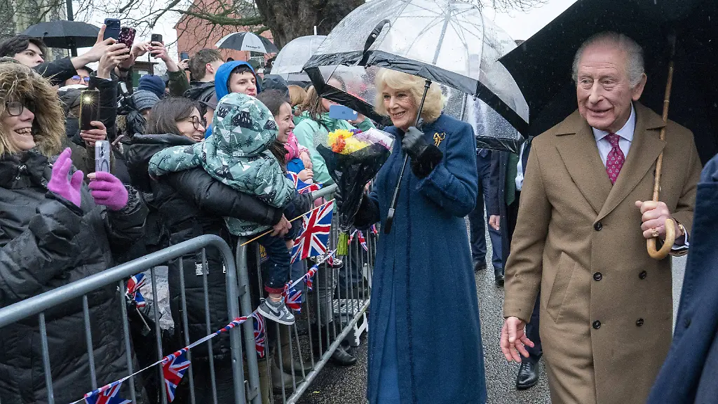 König Charles und die Fragen zu Prinz Andrew