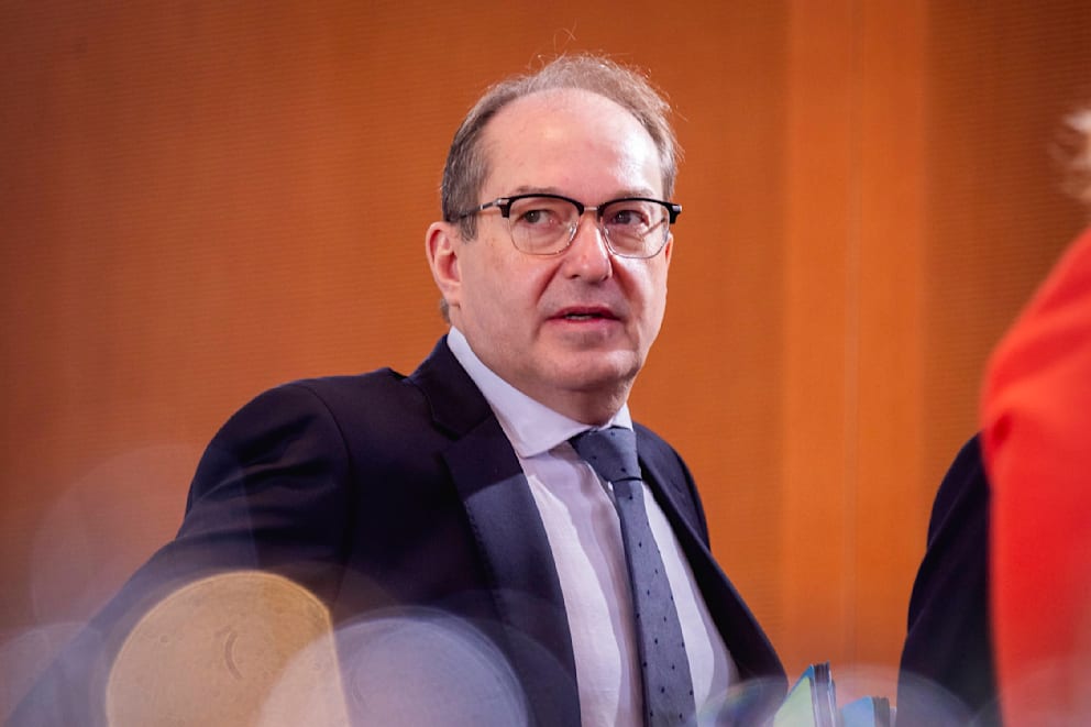 Die Debatte über härtere Strafen nach tödlichem Angriff auf Zugbegleiter