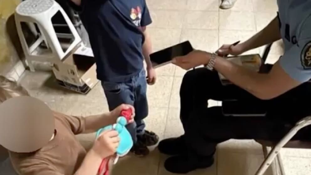 Zwei kleine Jungen in Portugal im Wald ausgesetzt