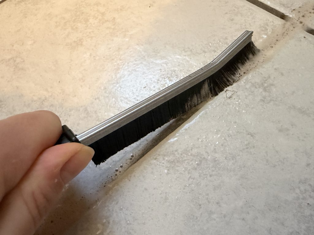 Effektive Reinigung mit der Eckenreinigungsbürste von Valhaus