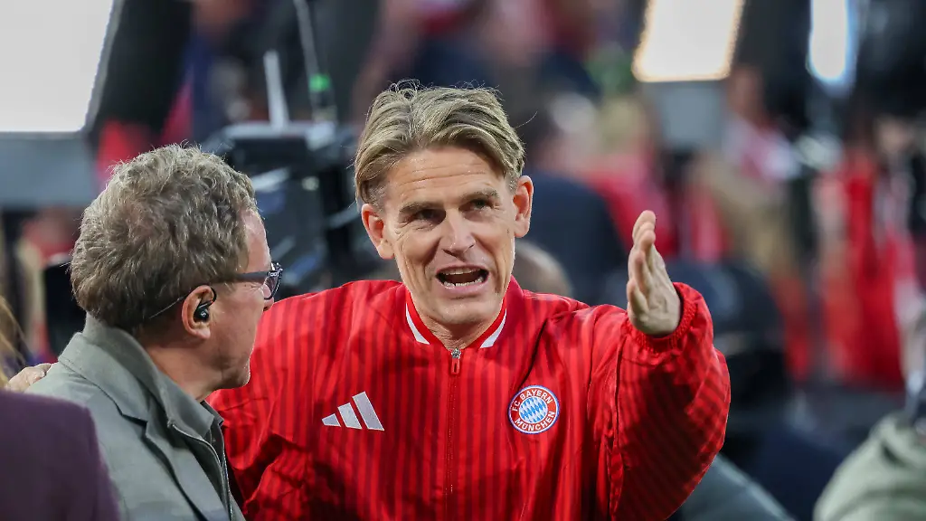 Der kleine Kwarazchelia beim FC Bayern im Gespräch