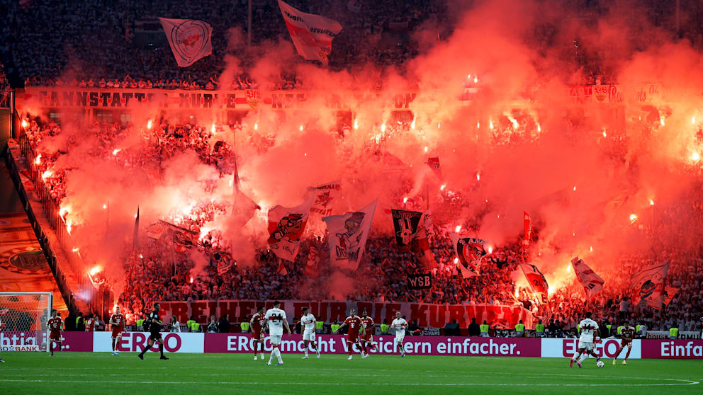 Pyrotechnik beim Pokal-Finale zwischen Stuttgart und Bayern