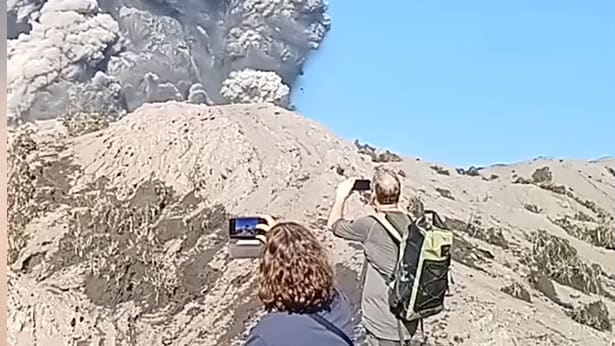 Touristen beim Ausbruch des Dukono in Indonesien