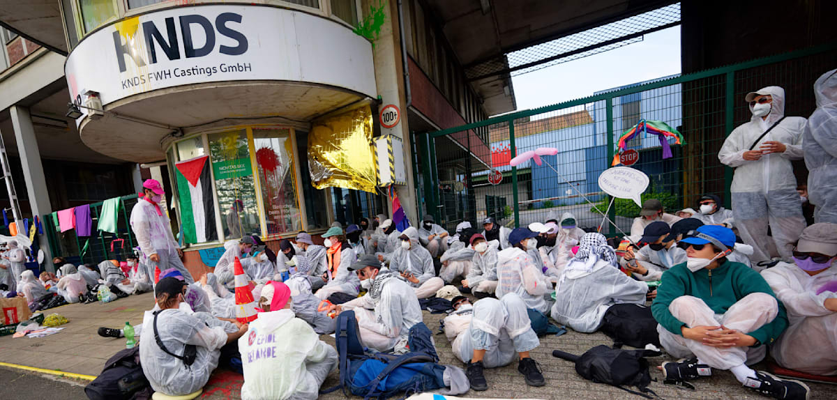 Aktivisten blockieren Werk in Mülheim