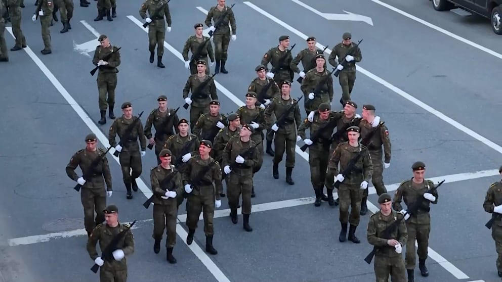 Selenskyjs Humorvolle Erwiderung auf Putins Parade
