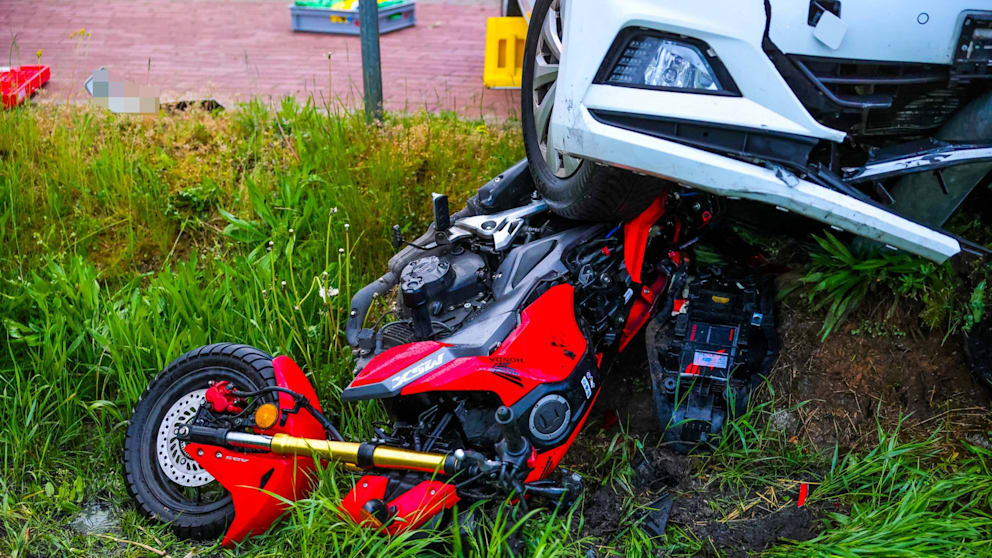 Schwerer Unfall in Brandenburg: Fahrschulauto erfasst Motorrad