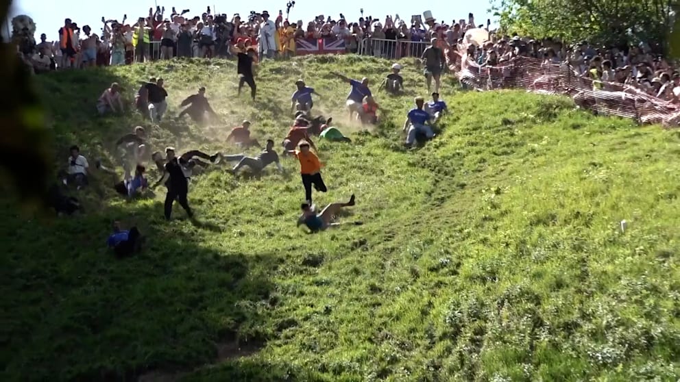 Skurrile Tradition in England: Käse-Roll-Rennen