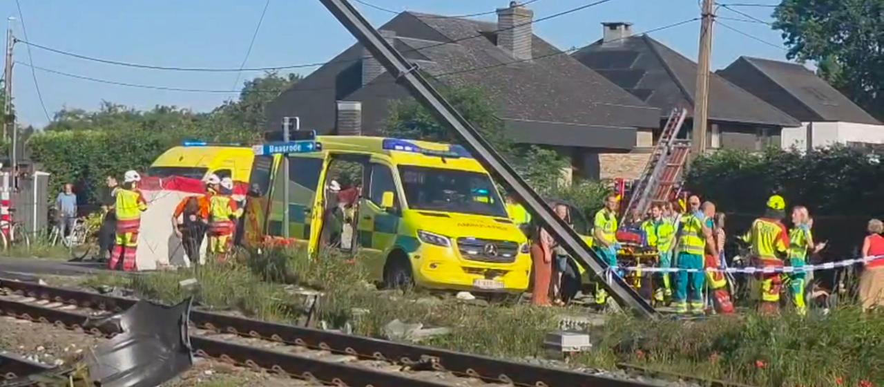 Schwerer Unfall zwischen Schulbus und Zug in Belgien