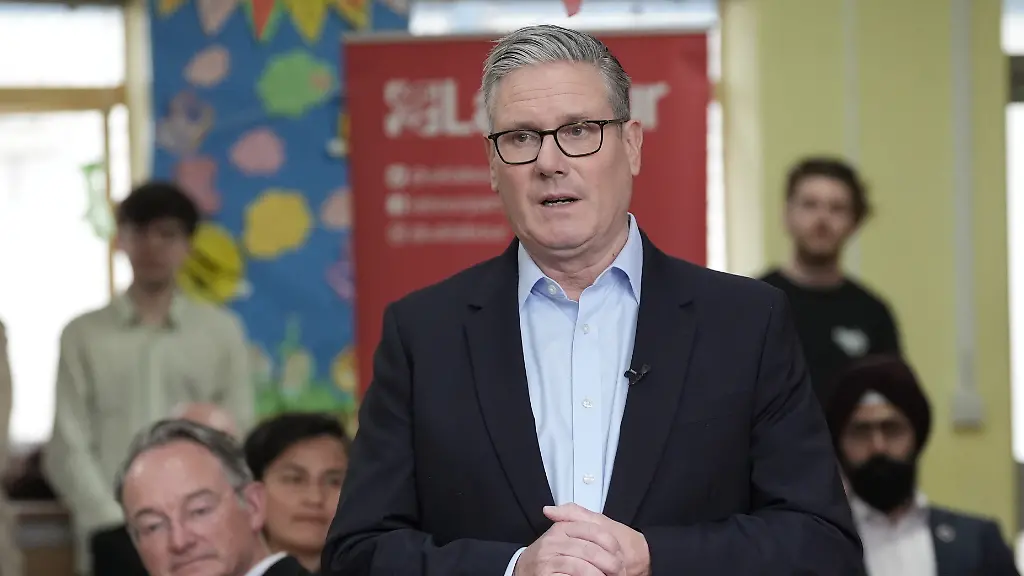 Starmer verbleibt trotz Wahldebakel im Amt