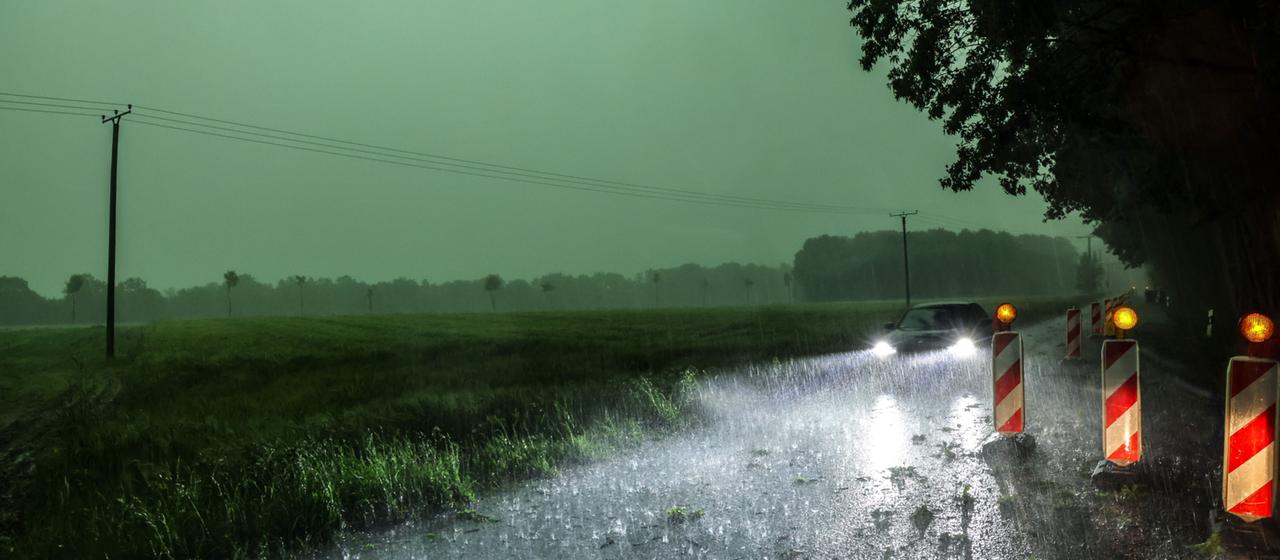 Unwetter im Norden und Westen Deutschlands: Feuerwehreinsätze und Behinderungen