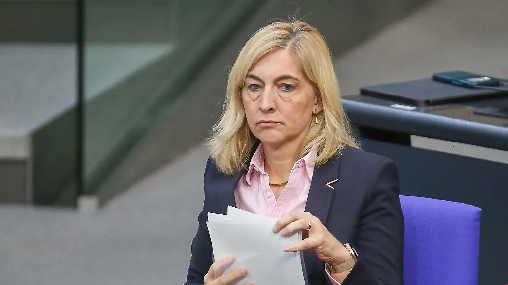 Gesundheitsministerin Warken warnt vor Milliarden-Lücke in der Pflegeversicherung