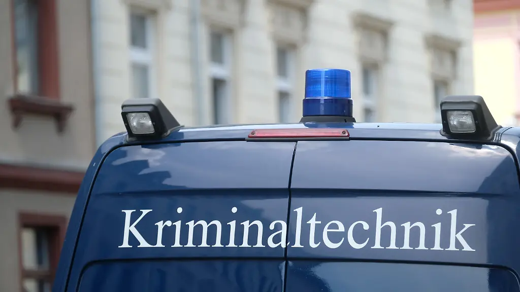Vergraben im Wald: Polizei entdeckt Männerleiche bei Potsdam