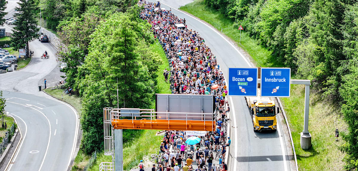 Proteste am Brenner: Tausende demonstrieren gegen Verkehrsbelastung