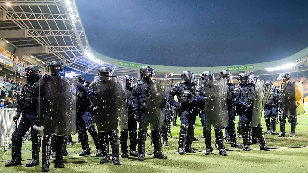 Spielabbruch bei FC Nantes: Platzsturm und Chaos