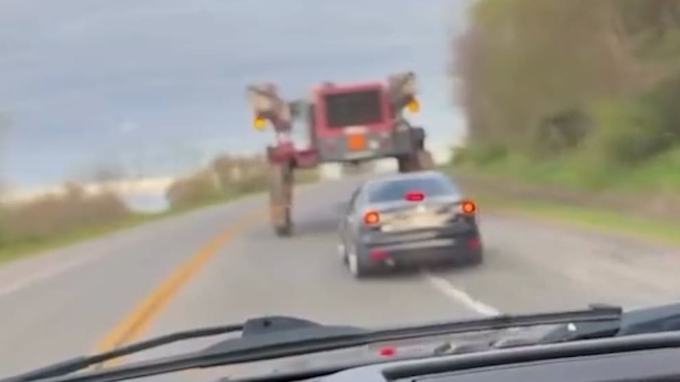 Dashcam dokumentiert riskantes Manöver unter Landmaschine