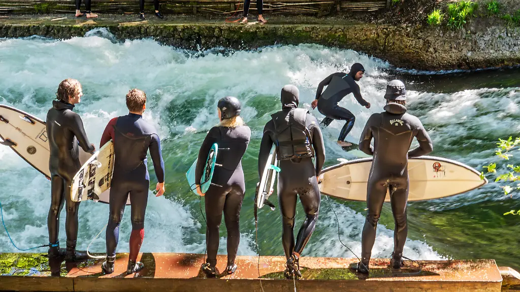 München gibt Eisbachwelle offiziell zum Surfen frei