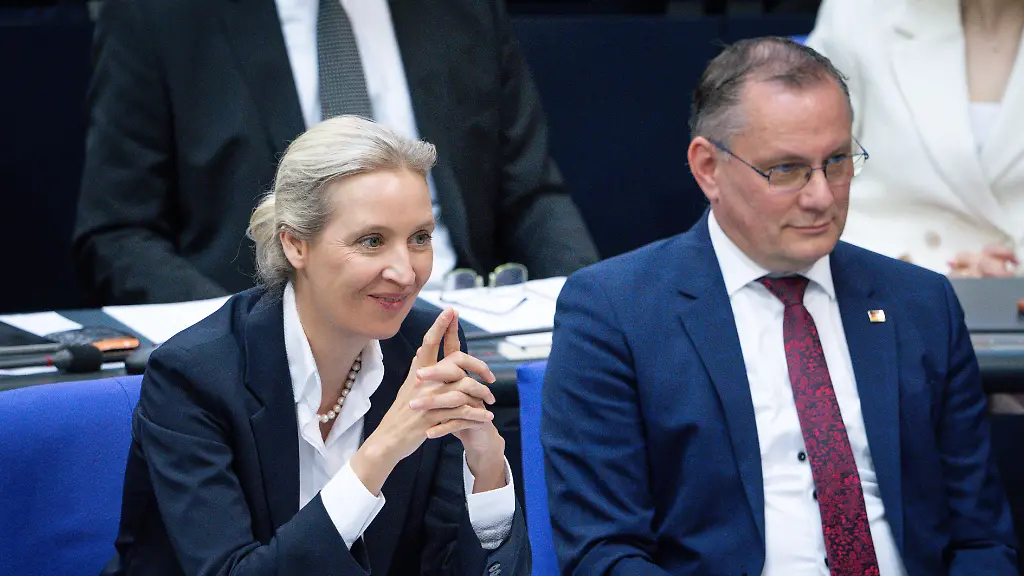 AfD bleibt stärkste Kraft im Trendbarometer