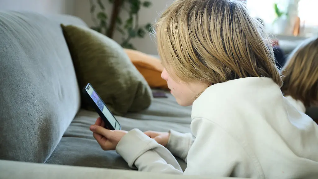 Gefahren in Klassenchats: Ein Einblick in Mobbing und illegale Inhalte