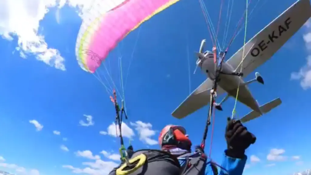 Gleitschirmpilotin entgeht knapp einer Katastrophe mit Cessna