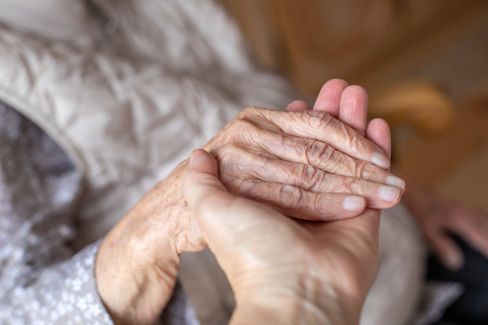 Die Herausforderungen der Pflegereform: Einschnitte und Kritik