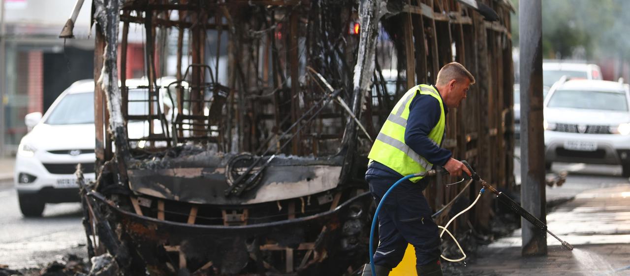 Spannungen und Gewalt in Belfast nach Messerangriff