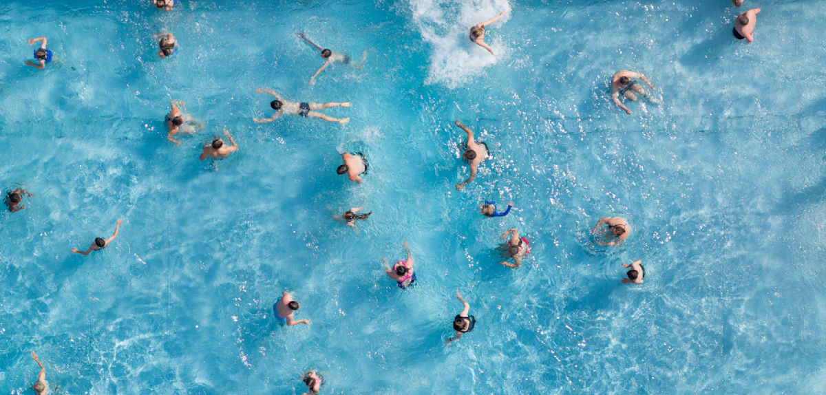 Kinder retten Zweijährigen aus Wasserbecken in Freibad