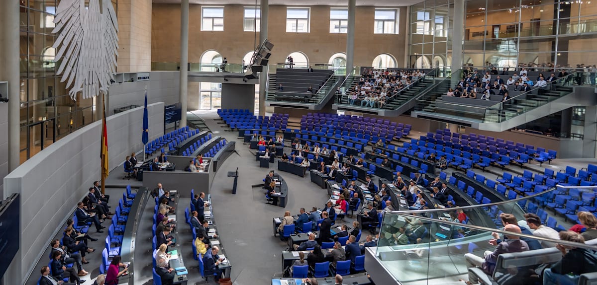 Verzögerte Beantwortung von Abgeordnetenfragen: Kritik an der Bundesregierung