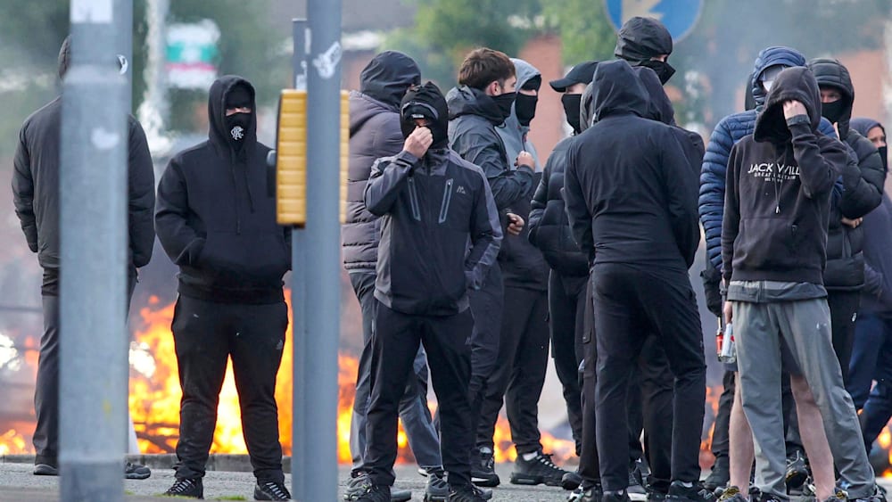 Gewalttätige Proteste in Großbritannien nach Messerangriff in Belfast