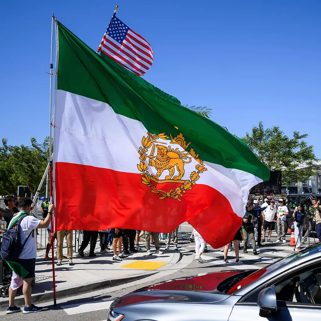 Iranische Widerstands-Flagge bei WM-Spiel trotz Verbot präsent