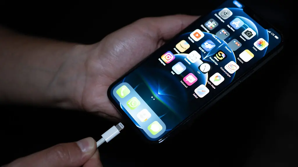 Sicherer Umgang mit Smartphone-Akkus: Brandgefahren vermeiden