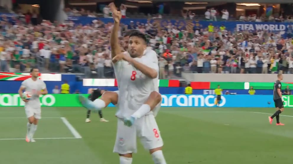 Iranischer Fußballer Mohebi feiert mit Pistolero-Jubel
