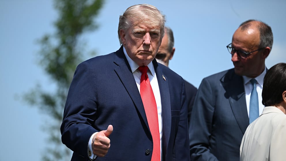 Trumps Pool voller Algen statt US-Blau