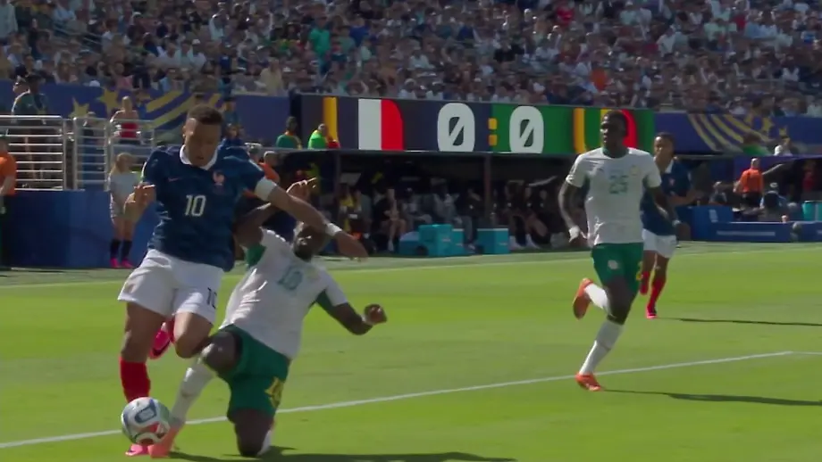 Kontroverse um Schiedsrichterentscheidung im Spiel Frankreich gegen Senegal