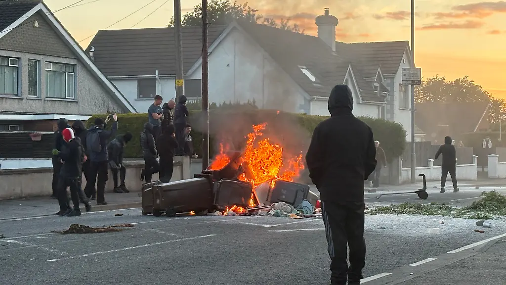 Polizei setzt Wasserwerfer bei Ausschreitungen in Belfast ein