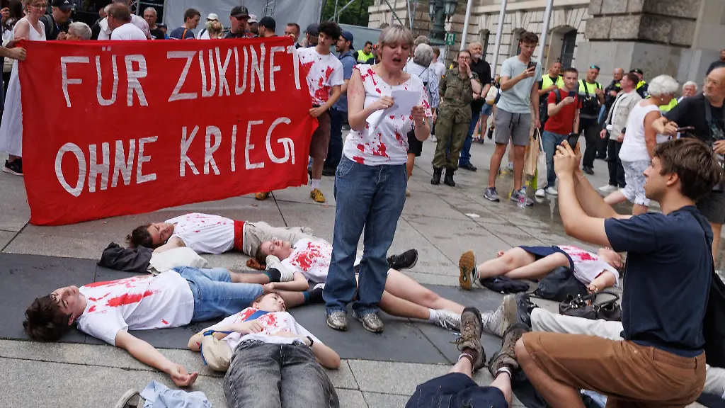 Proteste gegen Wehrpflicht bei Veteranen-Ehrung