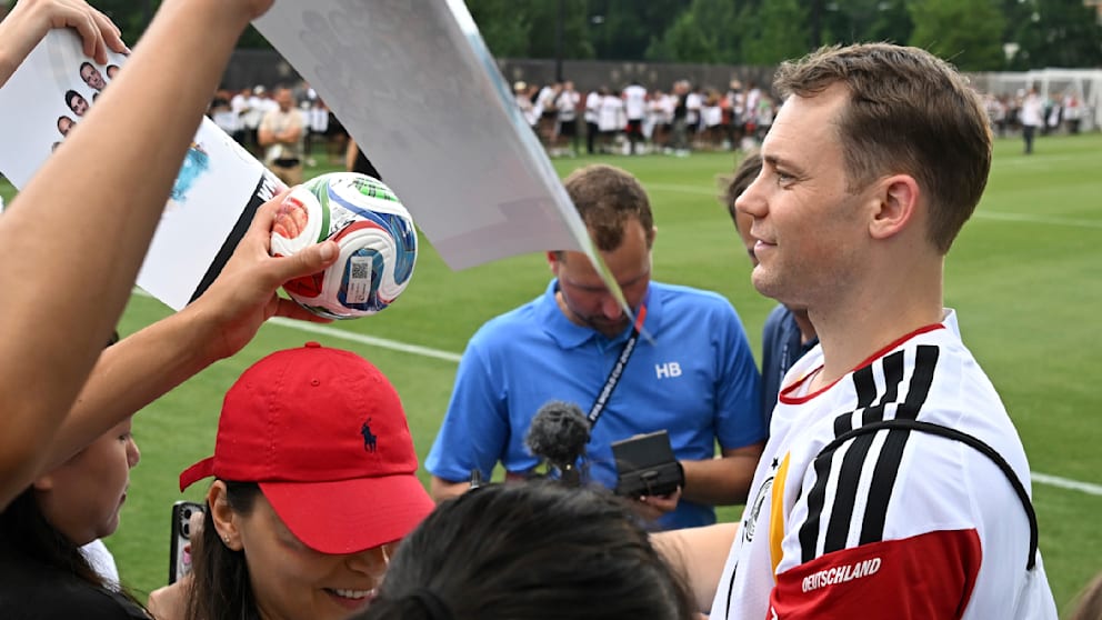 Neuer von BILD-Reporter bei Autogrammstunde überrascht