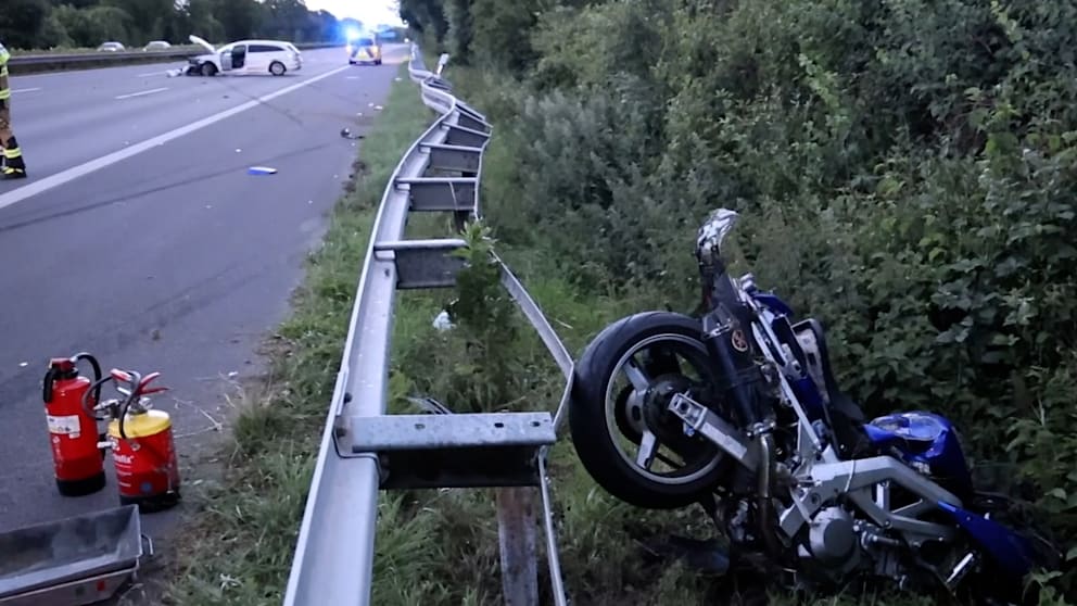 Schwerer Unfall auf der A555: Motorradfahrer schwer verletzt