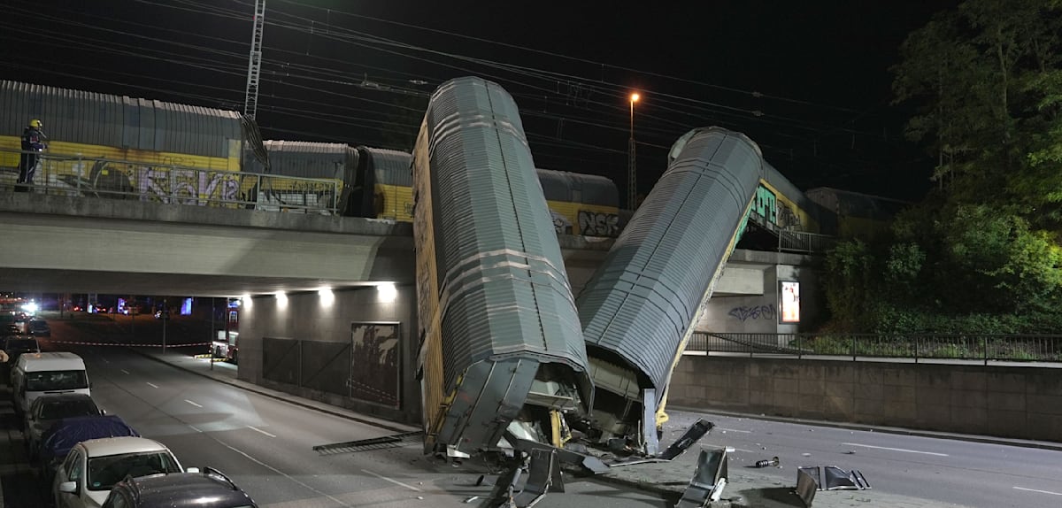 Güterzüge-Kollision in München: Waggons stürzen von Brücke