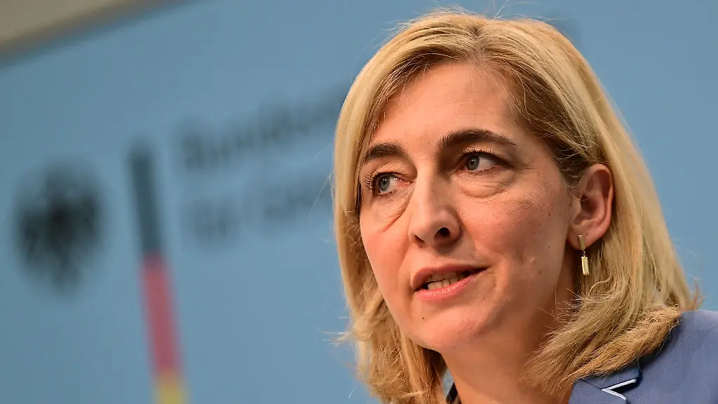 Warken verteidigt Pläne zur Änderung der Pflegekosten-Regelung