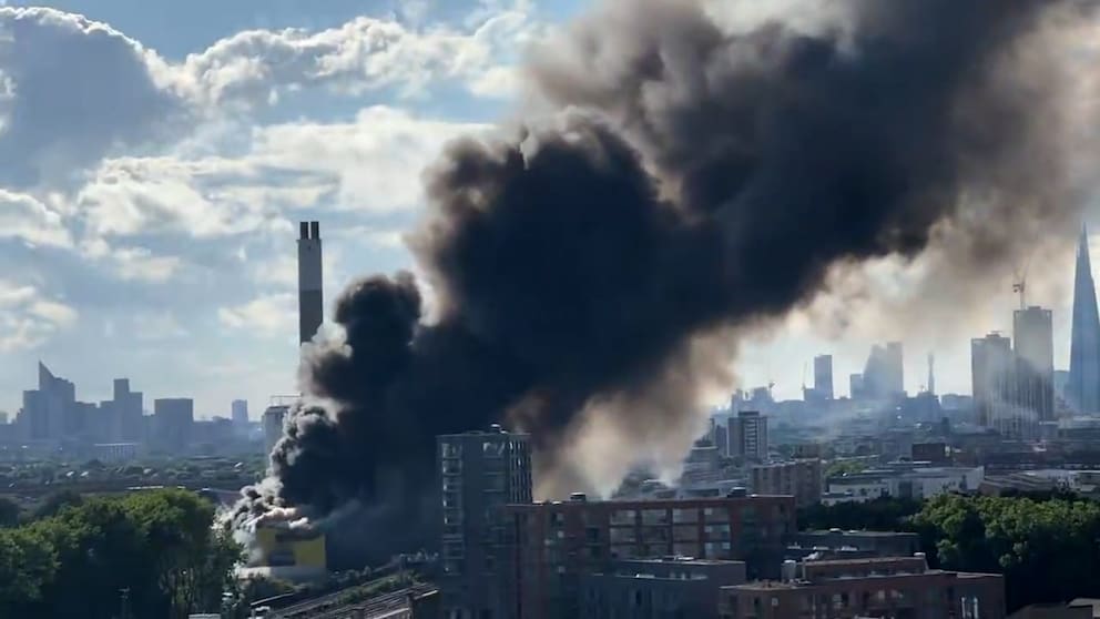 Brand in Recyclingzentrum sorgt für große Rauchwolken über London