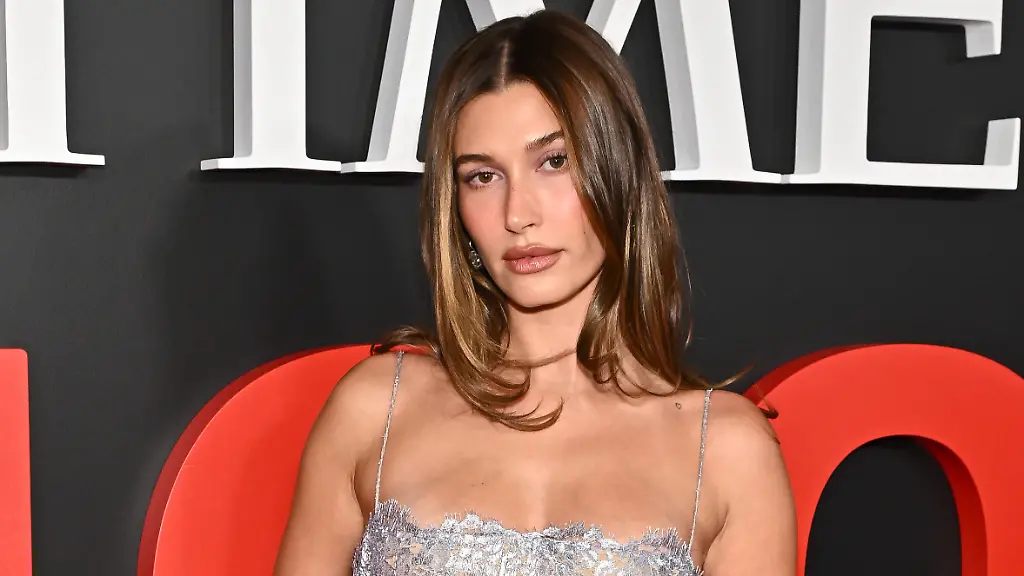 Hailey Bieber wirbt für Kim Kardashians Unterwäschelinie