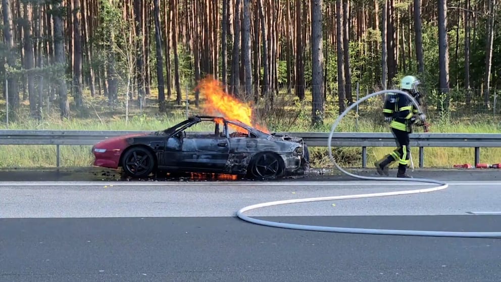 Älterer Sportwagen gerät auf A10 in Brand
