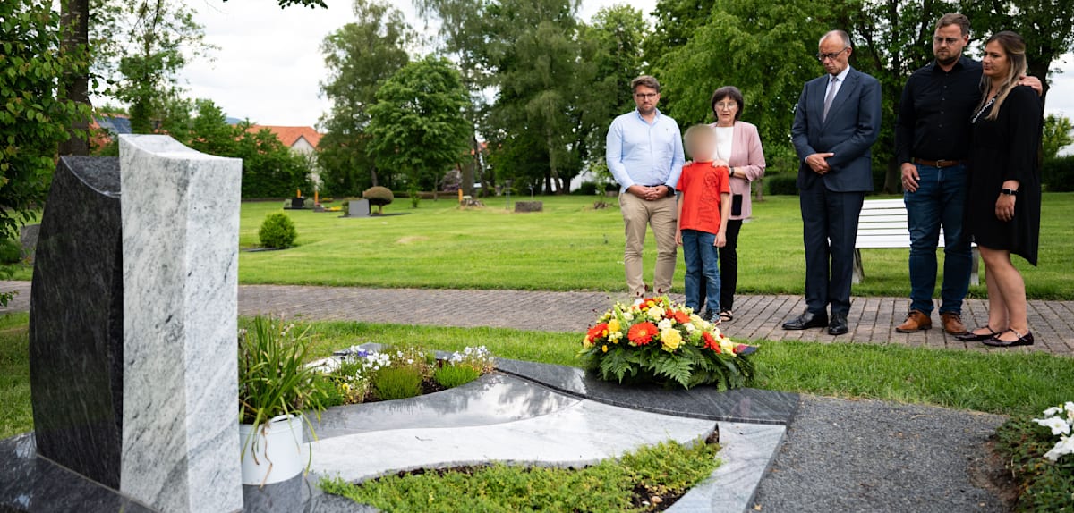 Merz besucht das Grab von Walter Lübcke