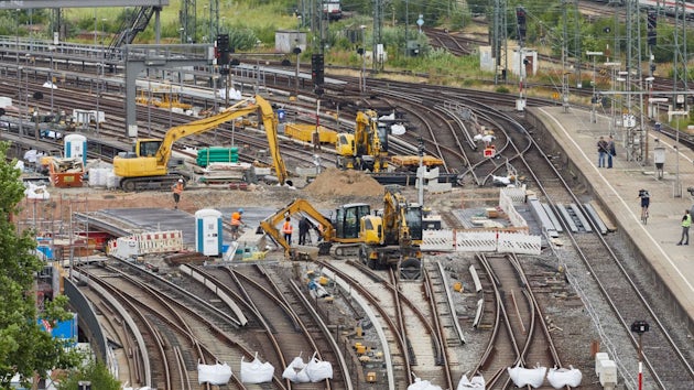 Herausforderungen der Deutschen Bahn: Finanzierung, Pünktlichkeit und Konkurrenz