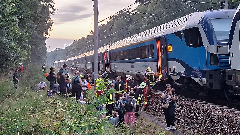 Fahrgäste in Brandenburg in Zug ohne Klimaanlage gestrandet