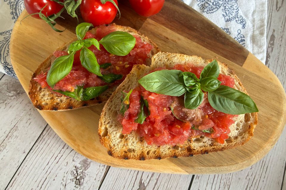 Köstlichkeiten mit Tomaten: Sa costedda und Pan con Tomate