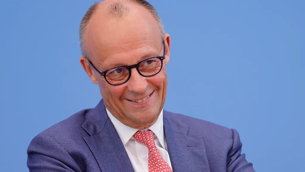 Der Rhythmus der Regierung: Zwischen Ohrfeigen und Musik