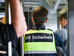 Bahnmitarbeiter nach Sturz aus Zug außer Lebensgefahr